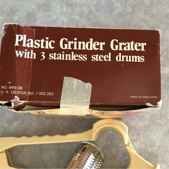 70's Plastic Grinder Grater - Kitchen Gadget - Small Kitchen Appliance - Cheese - Picture 8 of 9
